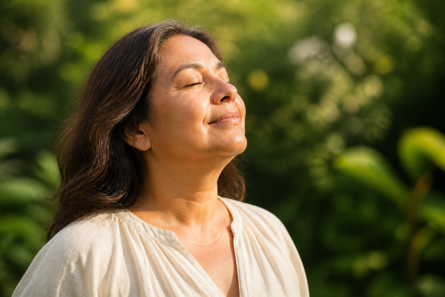 Mujer disfrutando serenamente la luz del sol